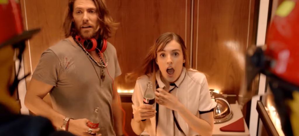 Pubblicità Coca Cola coppia in ascensore, DJ e ragazza: Modello e Modella chi sono?