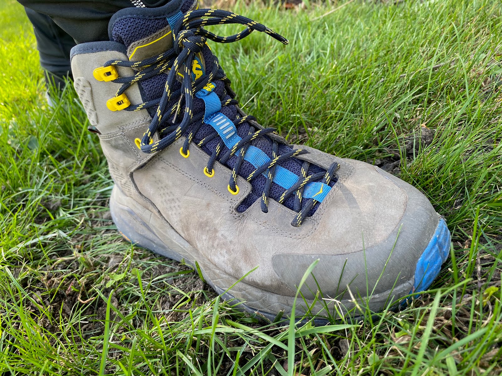 hoka one sky kaha