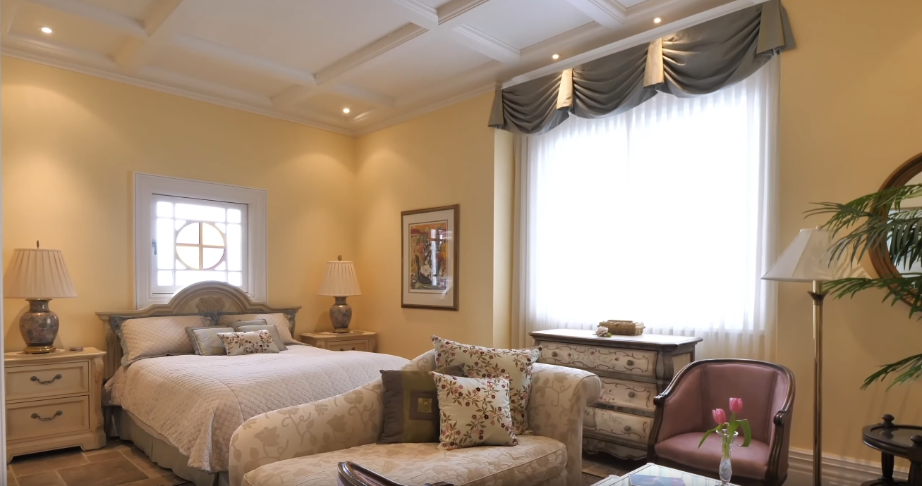 24 Photos vs. 20 Bayview Dr, St. Catharines, ON Home Interior Design Tour