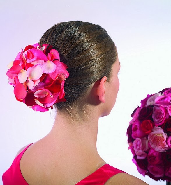 MEHANDI DESIGNS WORLD DESI HAIR DECORATION WITH FLOWERS AROUND THE HAIR