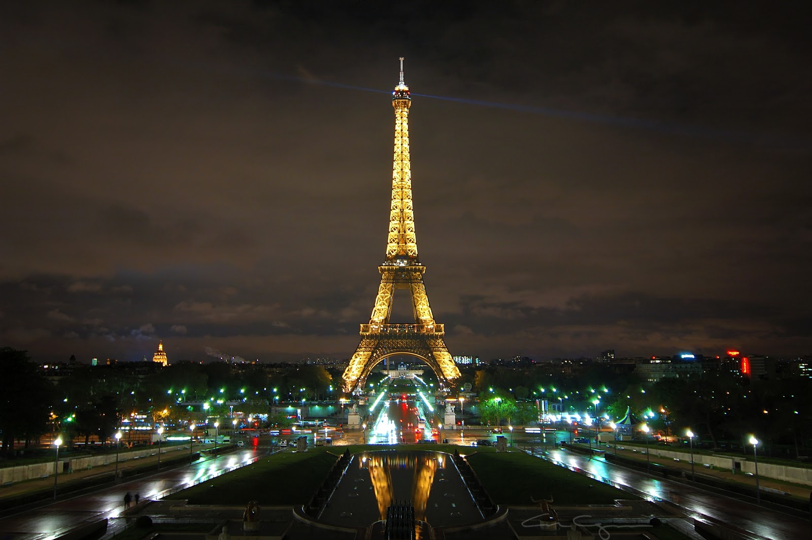 1000 words for France: Eiffel Tower, night