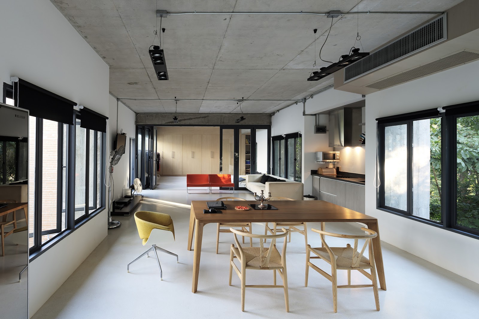 Интерьер холла в административном здании. Помещения разной функциональной. Интерьер детского центра. Современная школа интерьер. Интерьер общественного здания.