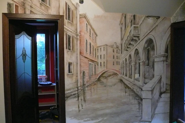 Artystyczne malowanie obrazu na ścianie w korytarzu, motyw Wenecja.