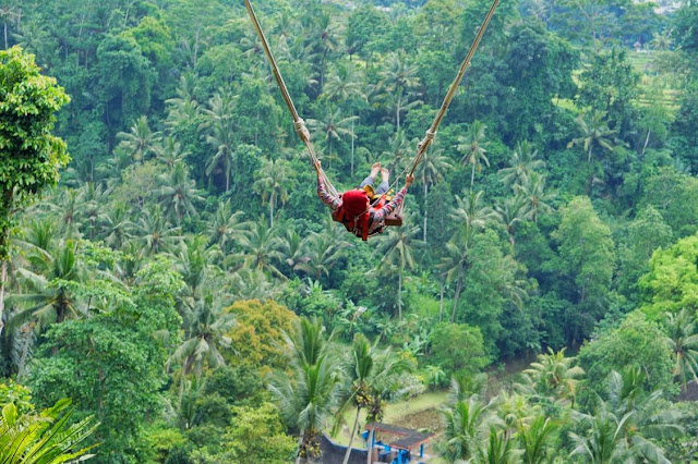 uji nyali berayun di ketinggian