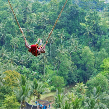 Uji Nyali Berayun di Ketinggian di Bali Swing