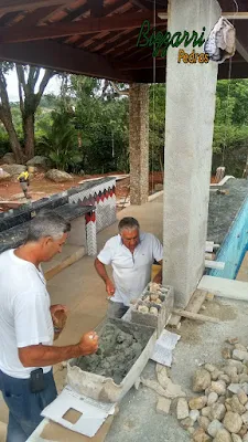 Bizzarri ajudando a iniciar o revestimento de pedra do rio nos pilares da churrasqueira na piscina em residência em Itatiba-SP. 15 de dezembro de 2016.