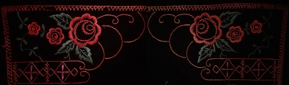 Yksityiskohtia taidokkaasta vanhasta liinasta. merkattu käsityö koruommel