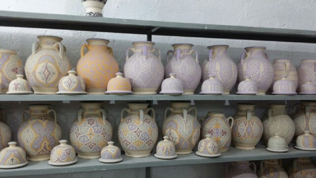 Piezas de cerámica pintadas listas para volver a cocer