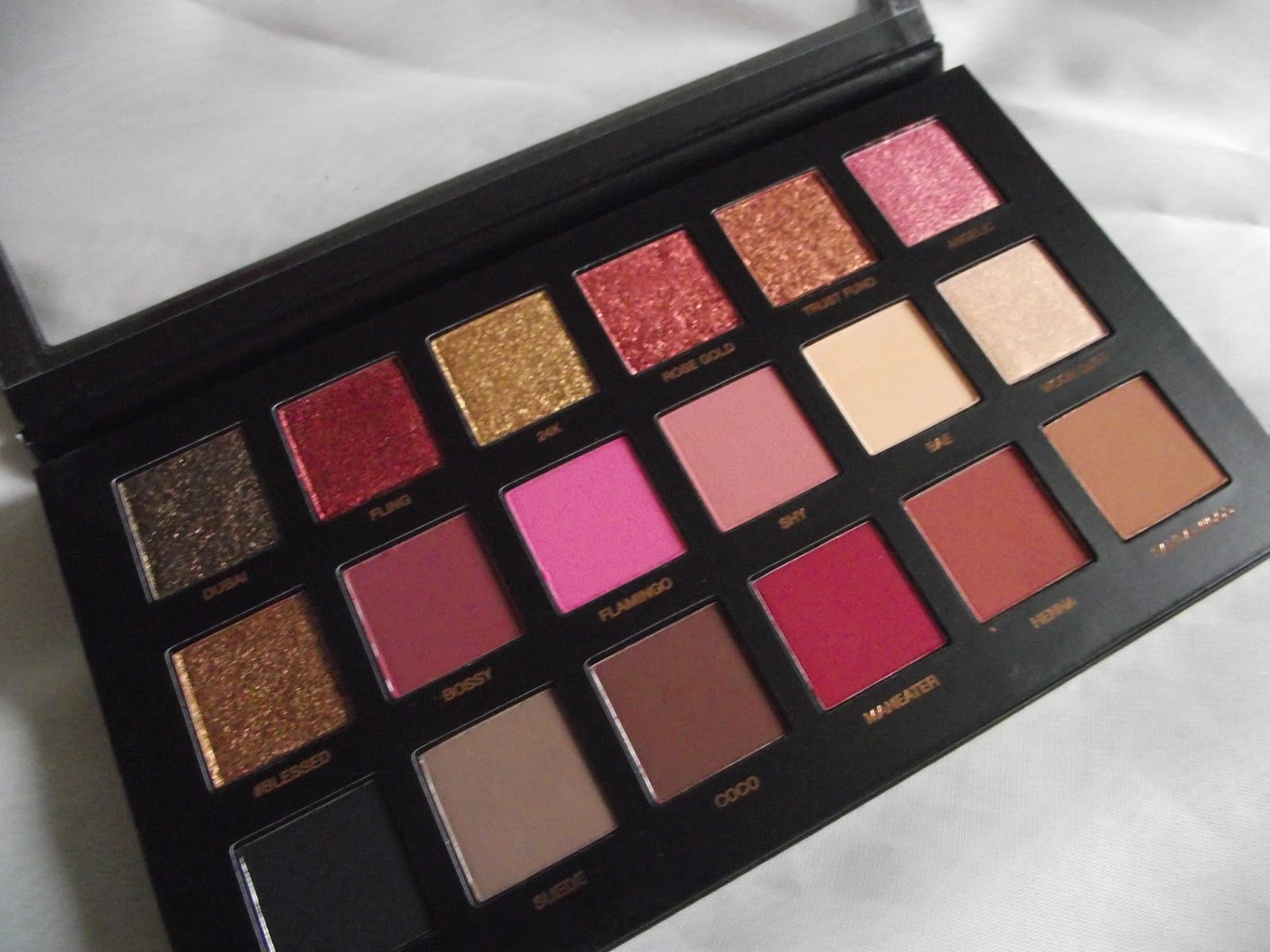 Crazy4ties Huda Beauty Rose gold Eyeshadow palette