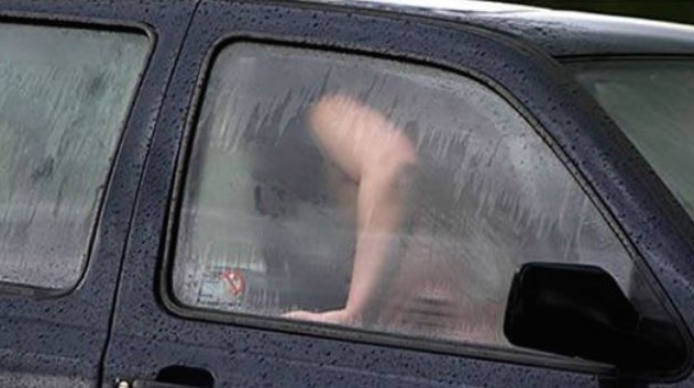 Car couple having in sex