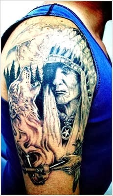 Tatuagem de india e lobo no braço