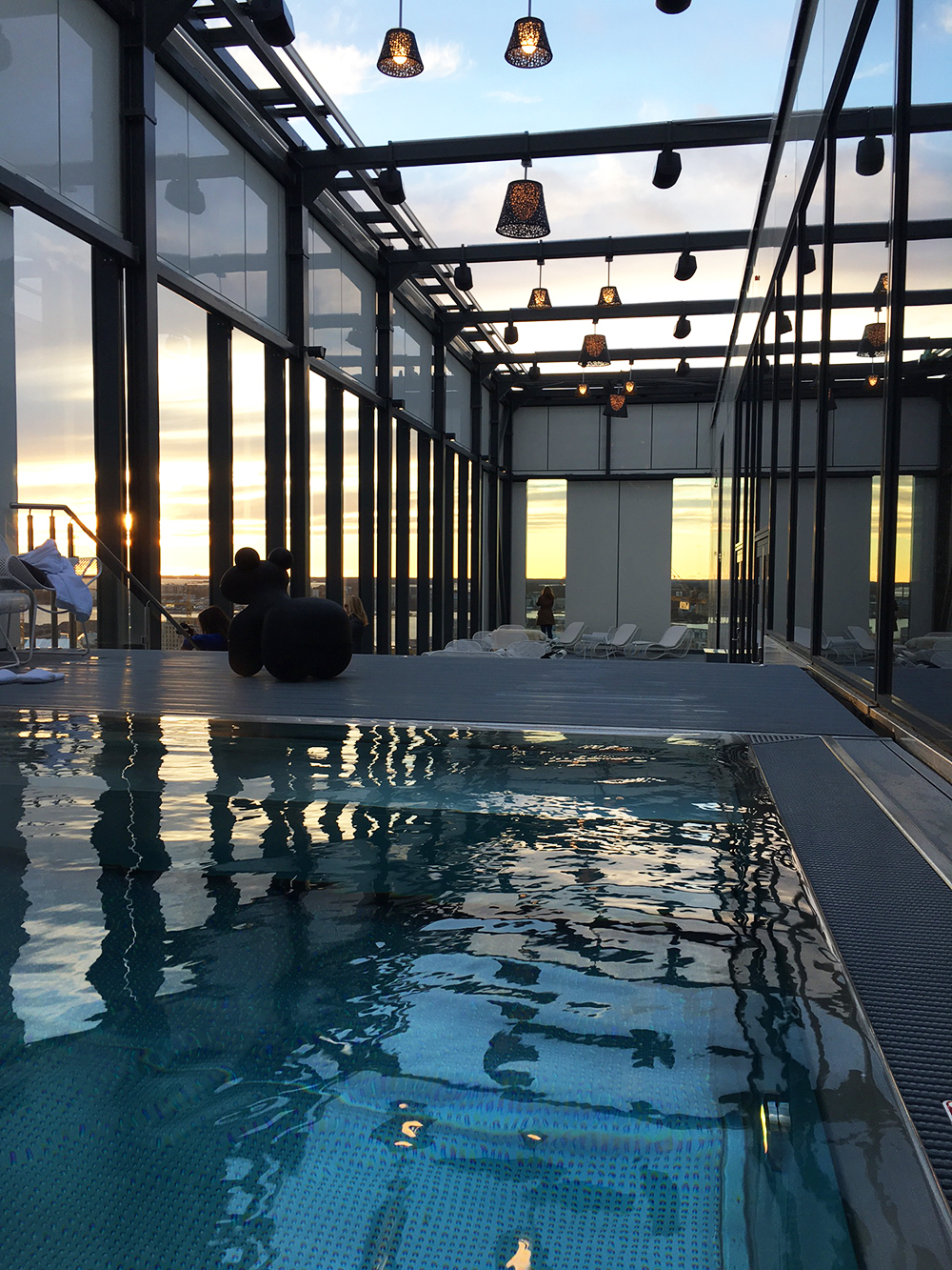 Clarion Helsingin kattouimaallas jo toinen ympärivuotinen pool Helsingissä! Stilettikorkokanta