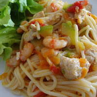  Espaguete com frango, camarão, curgete, cenoura e tomate