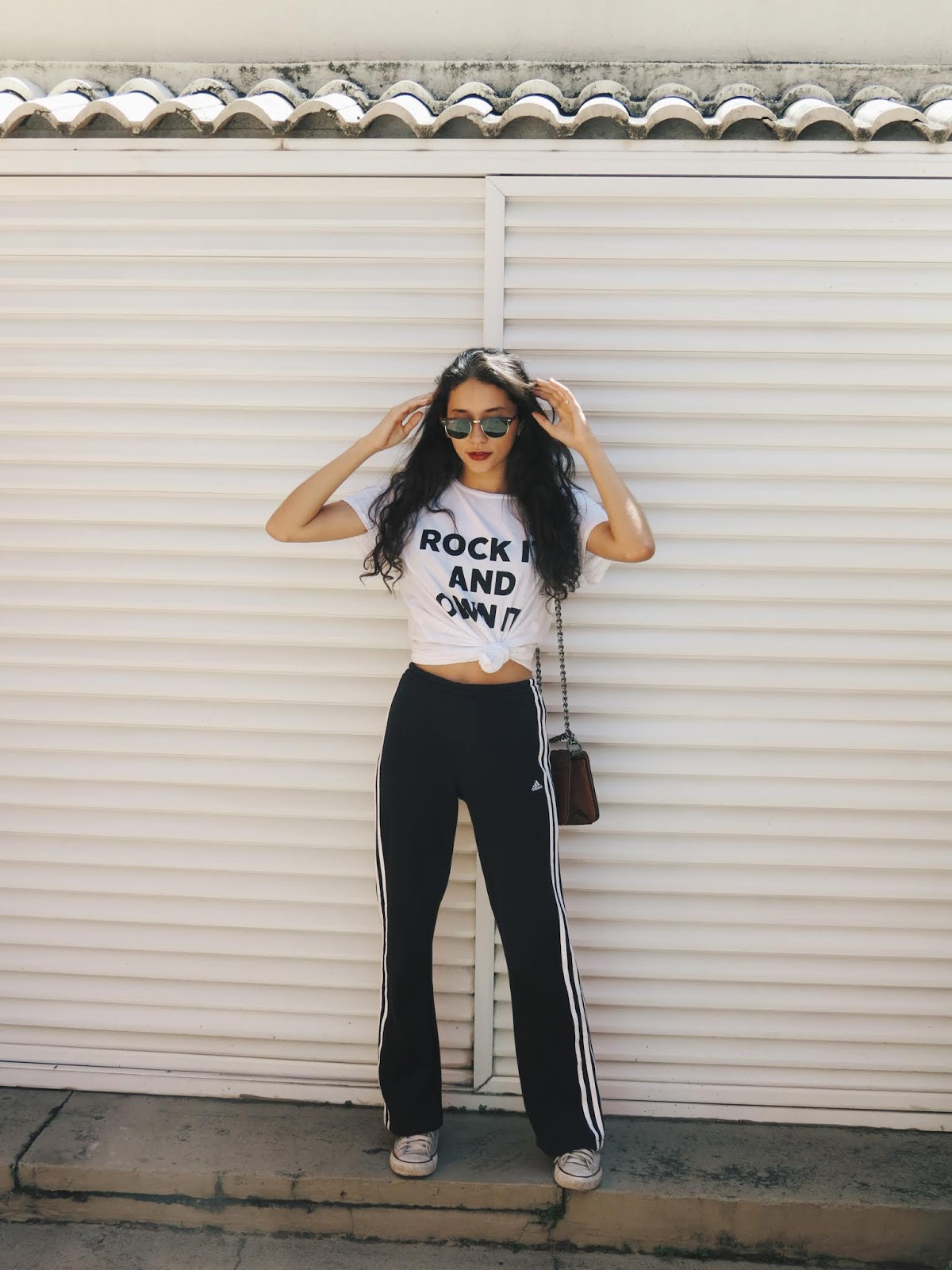 calça preta tenis branco