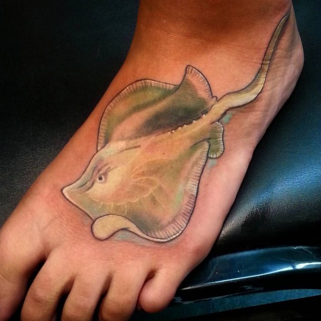 tatuaje de mantarraya en el pie