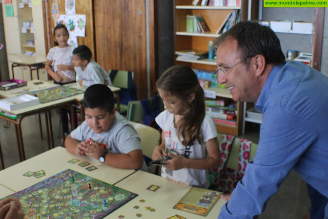 El Ayuntamiento de El Paso celebra el día internacional de la infancia acercando a los colegios el proyecto “Planeta Feliz”
