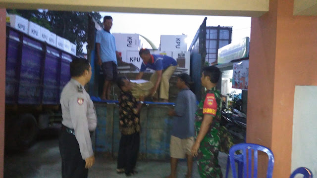 Babinsa Plumbungan Laksanakan Pengawalan Kotak  Suara