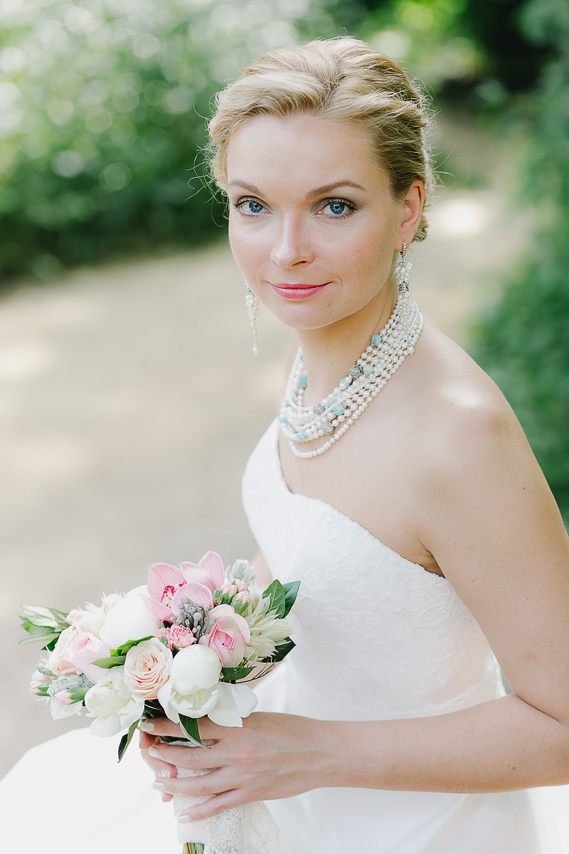 комарова вебсалон. свадебный макияж древней европы. свадебные прически на одну сторону средние волосы. макияж невесты. свадебный макияж.