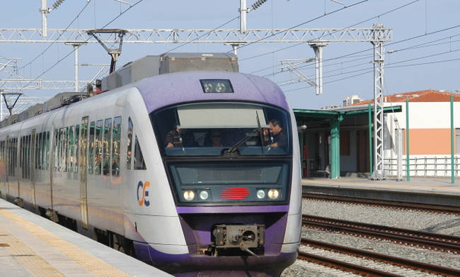 Πέταξαν πέτρα στον προαστιακό – Μία ελαφρά τραυματίας Πέταξαν πέτρα στον προαστιακό – Μία ελαφρά τραυματίας
