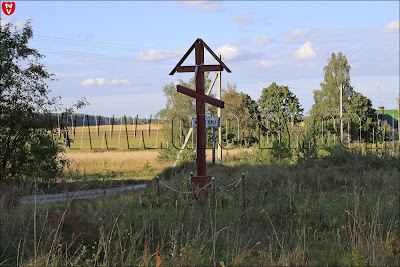 Православный придорожный крест у деревни Ходаки