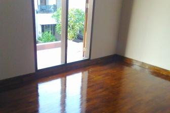 Menghilangkan Noda Cat Di Lantai Kayu Parket