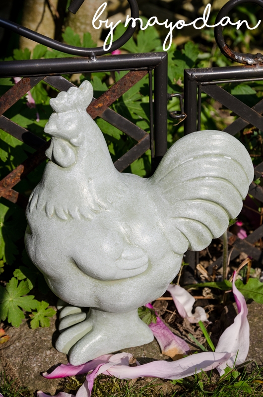 Upcycling Alte Terrakottafiguren im neuen Look und Magnolienblüte