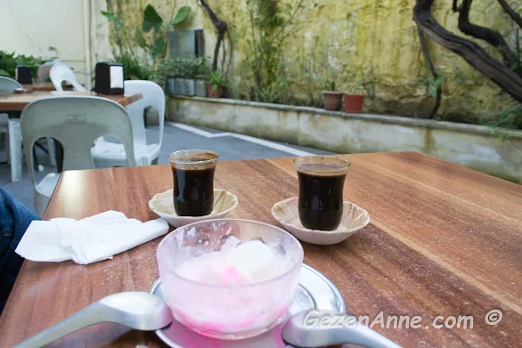 Affan Kahvesi'nde Haytalı yiyip çay bardağında Türk kahvesi içerken, Antakya Hatay
