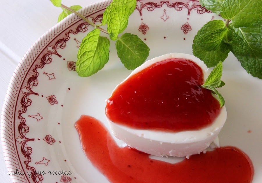 Mousse de yogur con coulis de fresas
