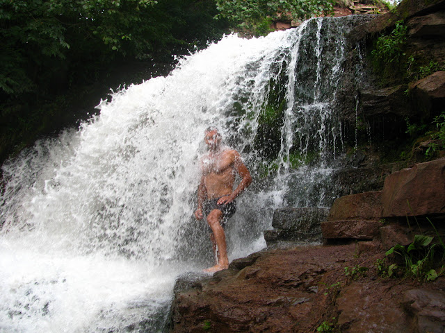 купание в водопаде