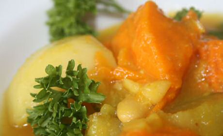 Lekker vegetarisch hutsepot recept van Jeroen Meus met aardappel, wortel, prei, selder, ui, groene kool en bouillon