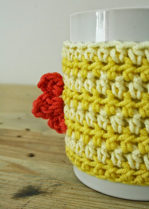 Cock-a-doodle easter coffee mug cosy: crochet tutorial | Happy in Red