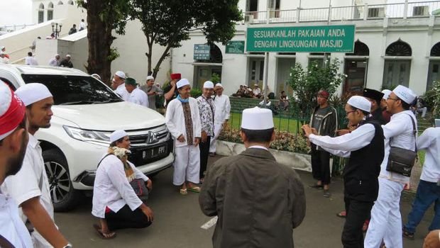 Aksi Bela Rohingya di Borobudur, Di Hadapan Seorang Polisi Tua, Laskar: Polri, Laknatullah ’Alaihim!