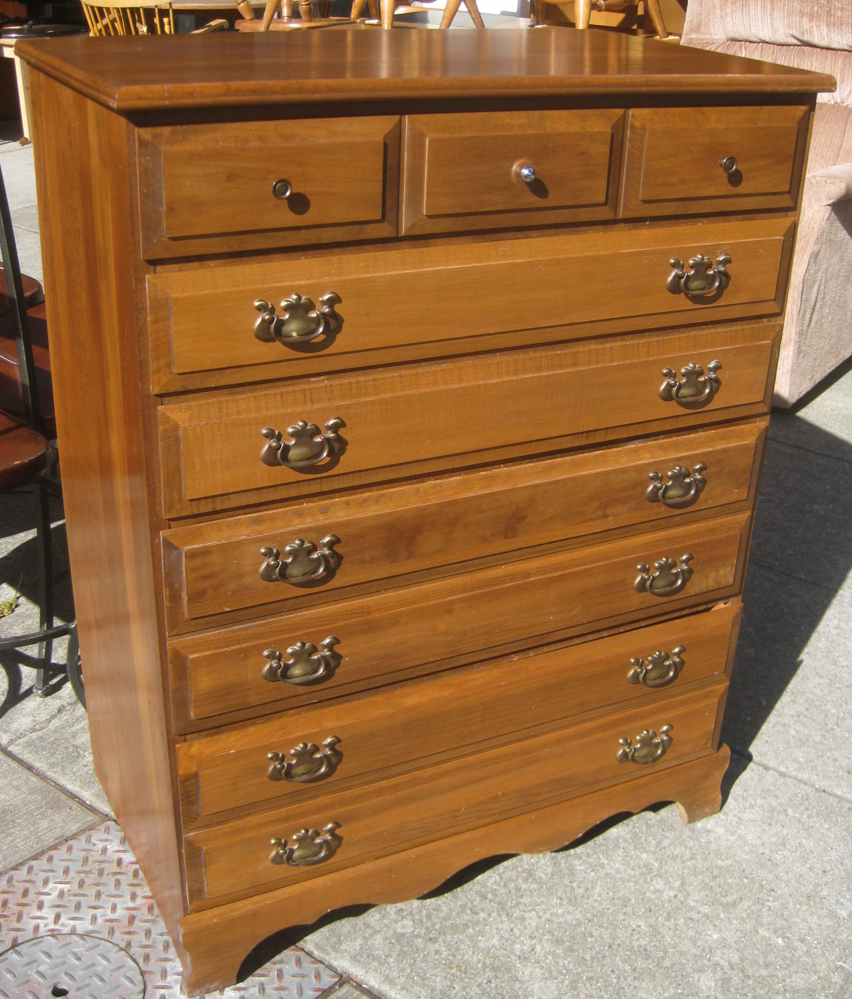 UHURU FURNITURE & COLLECTIBLES SOLD Maple Chest of Drawers 75