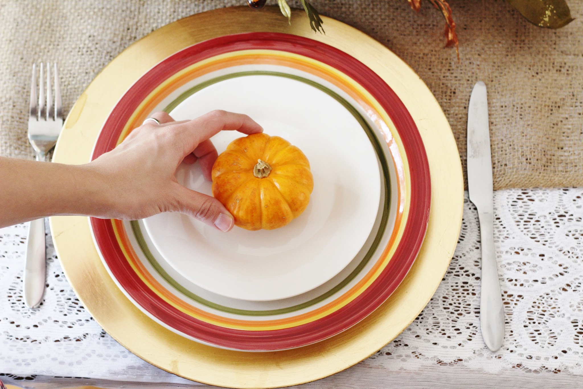 How to set a table for Thanksgiving. Thanksgiving table. Thanksgiving table setting ideas. Traditional Thanksgiving table setting. Thanksgiving table setting with food. DIY Thanksgiving table settings. Thanksgiving table with food. Modern thanksgiving table setting. Inexpensive Thanksgiving table decorations. #thanksgiving #holiday #table #home #decor #diy #tablescape #fall