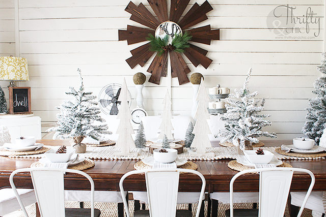 Farmhouse Christmas dining room decor and decorating ideas. Cottage dining room decor. Neutral christmas decorating ideas.