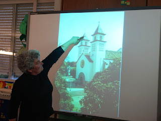 A D. Manuela mostra no quadro interativo a torre de uma igreja que serve de farol
