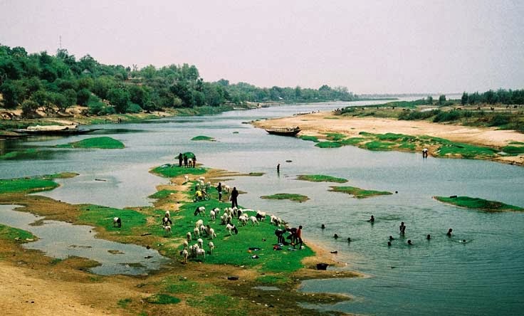 Реки и озера нигерии. Река нигер в Африке. Излучина реки нигер. Река нигер в Нигерии. Река Бенуэ.