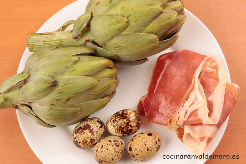 Ingredientes: alcachofas, huevos de codorniz y jamón