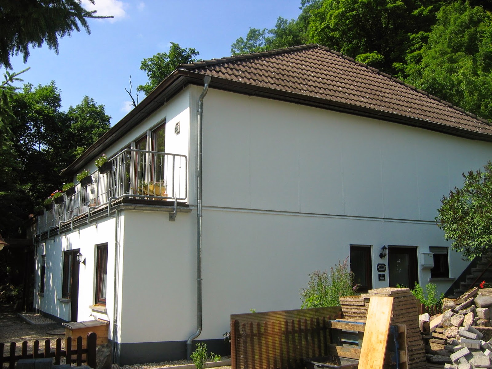 Anna-Nordsued: Das Haus frisch gestrichen