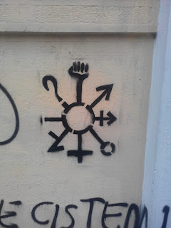 ΑΠΟΚΛΕΙΣΤΙΚΟ ΑΝΟΠΑΙΑ ΑΤΡΑΠΟΣ:ΑΠΟΚΡΥΦIΣΤΙΚΑ ΣΥΜΒΟΛΑ ΚΑΙ ΜΗΝΥΜΑΤΑ ΣΕ ΤΟΙΧΟΥΣ ΤΗΣ ΑΘΗΝΑΣ (ΣΤ’ΜΕΡΟΣ)