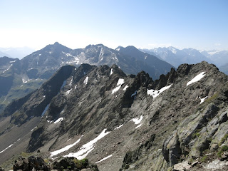 Von hier aus sieht der Ludwigsburger Grat ganz schön wild aus; links im Hintergrund der Fundusfeiler