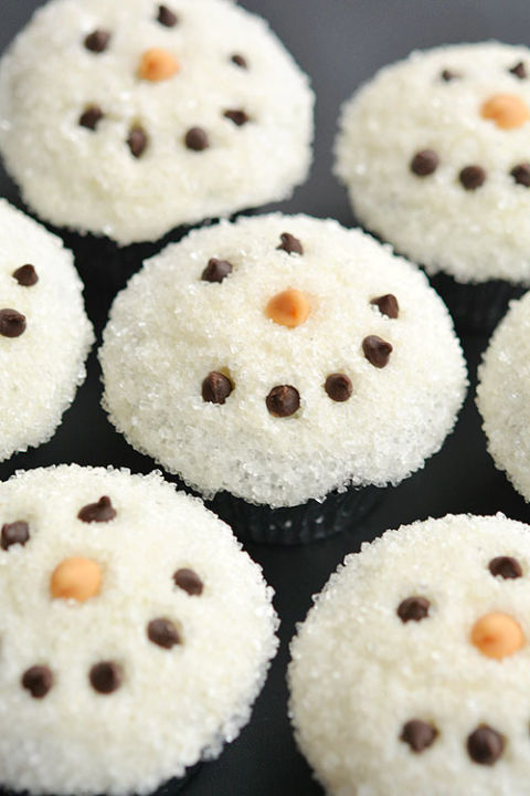 5 Fun Holiday Treats to make with the kiddos over the Holidays-Snowman Cupcakes