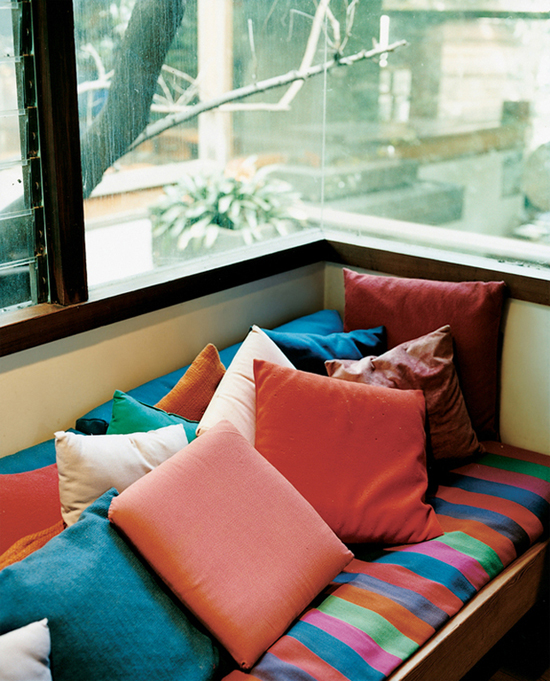 Cozy window seat © Joao Canziani via @designrulz