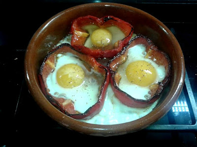 Pimiento rojo relleno con huevo frito