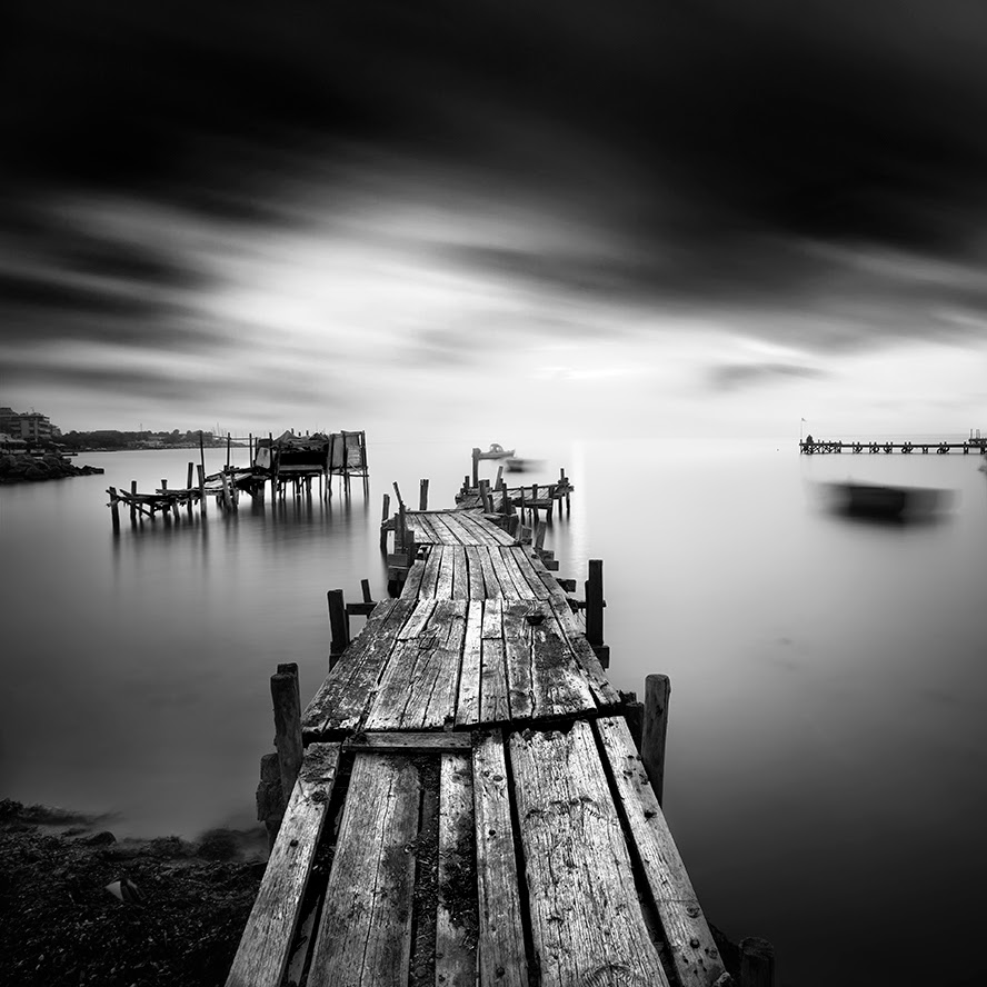 06-Vassilis-Tangoulis-The-Sound-of-Silence-in-Black-and-White-Photographs-www-designstack-co