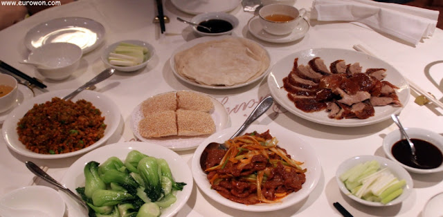 Mesa completa en un restaurante chino de Hong Kong