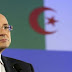 فرنسوا  هولاند  يطالب  بمعاقبة  المحتجين  الجزائرين  الذين  أحرقوا  العلم  الفرنسي 
