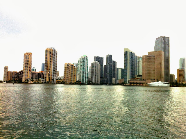 Vista de Downtown Miami pelo mar