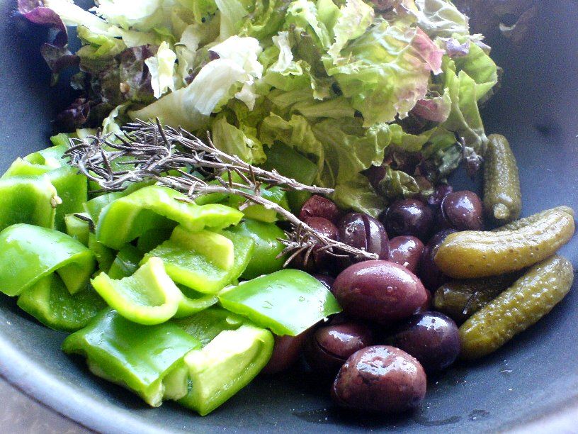 RAWk Me! Kalamata Olives, Lettuce, and Green Pepper Salad