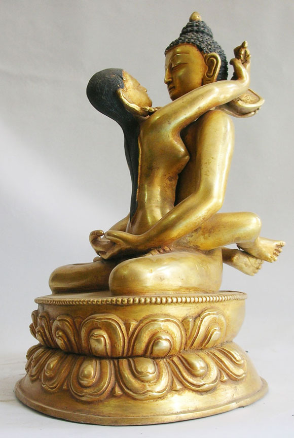 Tượng Phật ôm thiếu nữ 